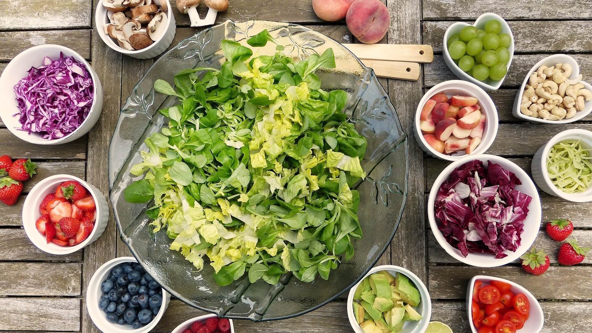 Des fruits, des légumes et de la salade posés sur une table